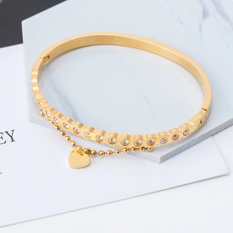 Brazalete Abierto de Acero Inoxidable de Moda para Mujer con Colgante de Corazón Forever Love Grabado e Incrustación de Circonia Joyería Ajustable