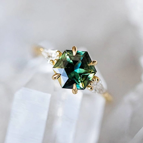 Eleganter Damen Ring Vergoldetes Kupfer Hexagon Grüner Zirkon Drachen Seitensteine Hochzeit Party Vintage Schmuck