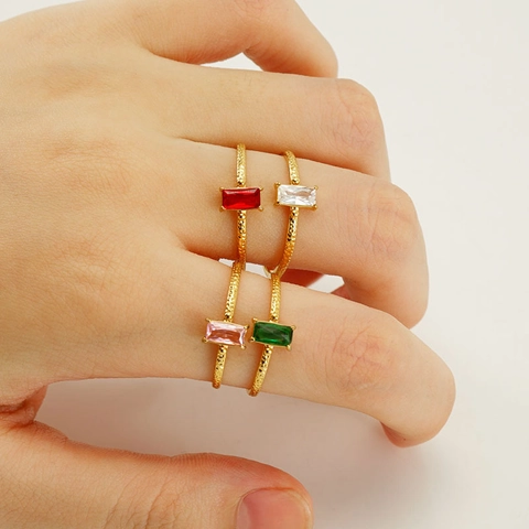Anello Aperto In Acciaio Inossidabile Placcato Oro 18K Zircone Rettangolo Regolabile Trama Martellata Moda Donna