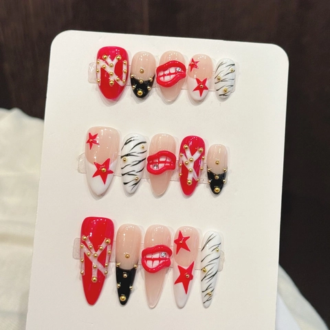 Unghie Finte Cool Con Stelle Rosse e Motivo Zebra Dipinte a Mano Forma a Mandorla Lunga Con Decorazione Labbra 3D Donna