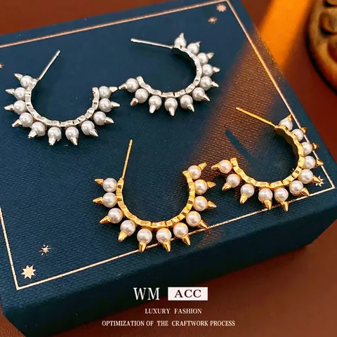 Franse Retro C-Vormige Kunstparel Hoepel Oorbellen Met Metalen Spikes En Zilveren Oorbel Post Punk Chic Sieraden Voor Dames