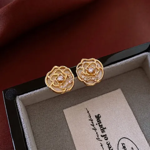 Camellia Bloem Oorknopjes Elegant Witte Schelp Zirkoon 14K Verguld Koper Voor Dames Met Zilveren Oorsteker