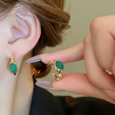 Pendientes De Botón En Forma De C Retro Aleación Dorada Textura Lava Resina Verde Con Poste De Plata Geométrico Vintage Para Mujeres
