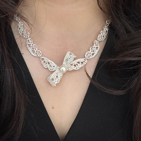 Alloy Hollow Lace Bow Pendant Necklace With Artificial Pearl Vintage Sweet Clavicle Chain For Women