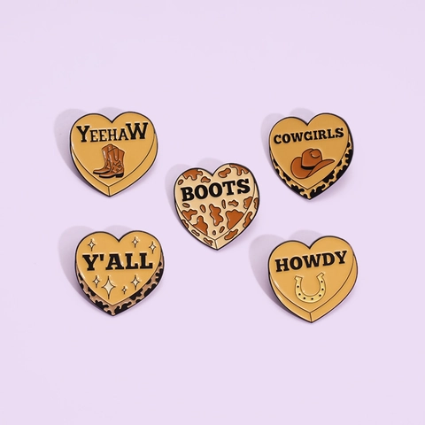 Broche en Email en Forme de Coeur Western Cowboy Broche en Alliage Badge Coeur Personnalisé Avec Bottes Chapeau Fer à Cheval pour Sac