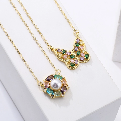 Collana Con Ciondolo Farfalla Fiore Geometrico Rame Placcato Oro Reale Zircone Micro Intarsiato Colorato Perla Artificial Per Donne