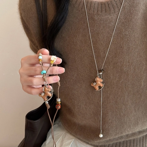 Lange Pullover Kette Mit Holz Schaukelpferd Anhänger Geflochtenes Lederseil Metallkette Bunte Künstliche Perlen Retro Damen Schmuck