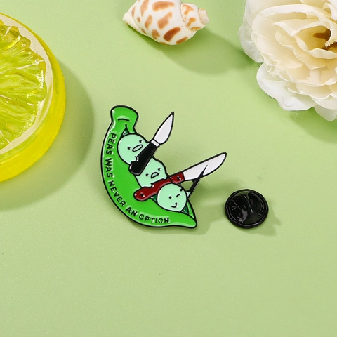 Spilla in Smalto Umoristica Baccello di Piselli Con Piselli Che Impugnano Coltelli Peas Was Never An Option Distintivo in Metallo Pin Cartone Animato per Borse Vestiti
