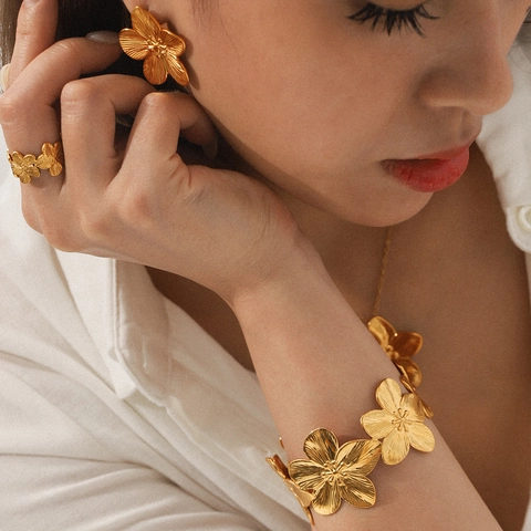 Blumen Ohrringe Halskette Armband Und Ring Edelstahl Texturierte Goldene Florale Schmuck Elegantes Accessoire Damen