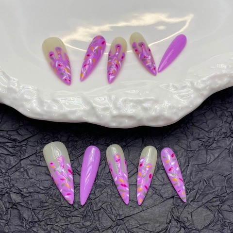 Unghie Finte Fatte A Mano Resina Stiletto Lungo Motivo Granella Di Gelato Stile Dolce Viola Bianco Crema Per Donna