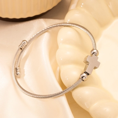 Brazalete Abierto De Acero Inoxidable Con Dije De Cruz Cable Metálico Ajustable Joyería Religiosa Minimalista Unisex