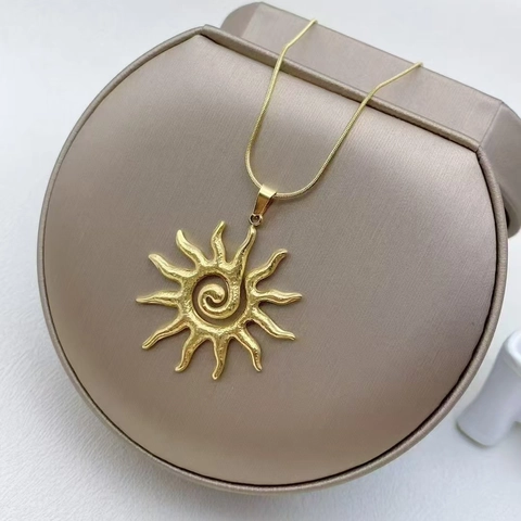 Collier Pendentif Soleil en Acier Inoxydable Plaqué Or Rétro Bohème Texture Martelée Chaîne Serpentine Bijoux Mode Femme