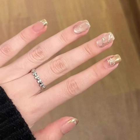 Unghie Finte Stile Francese Corte Quadrate Rosa Nudo Con Foglia Oro Linee Bianche Fiocco Perla Artificial Eleganti Per Donna