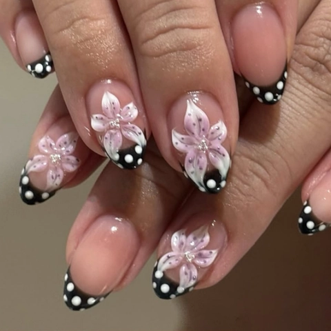Uñas Postizas Francesas Con Flor 3D Y Puntas De Lunares Negros Forma De Almendra Para Mujeres