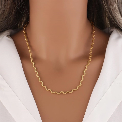 Collana in Rame con Catena a Onde Geometriche alla Moda per Donna Accessorio Gioiello di Lusso Leggero Dorato Lucido in Stile Ins