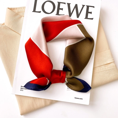 Foulard Carré 100% Soie de Mûrier pour Femme Motif Géométrique Vintage Petit Foulard Bandana Imprimé Élégant Foulard de Tête en Soie Foulard de Cou
