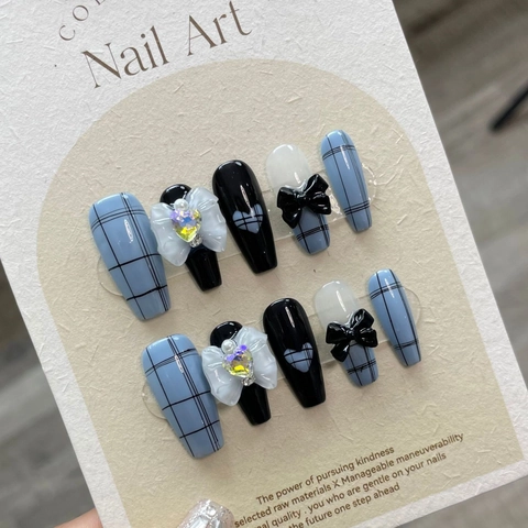 Handgemachte Lange Sargform Press On Nägel Kariert Schleife Herz Strass Blau Schwarz Weiß Wiederverwendbare Kunstnägel