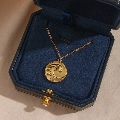 Collana in Acciaio Inossidabile Placcato Oro con Pendente a Moneta in Rilievo Onda Marina Medaglia Tonda da Donna Gioielli
