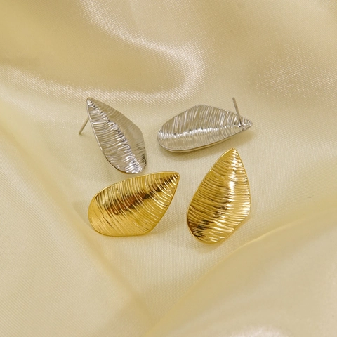 Pendientes de Botón de Acero Inoxidable con Textura de Gota de Agua para Mujer Bañados en Oro de 14K Diseño de Rayas Irregulares Joyería