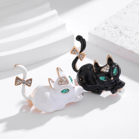 Vintage Enamel Cat Brooch For Women Alloy Rhinestone Animal Pin With Bowknot Artificial Pearl Detail Elegant Coat Scarf Jewelry Gift