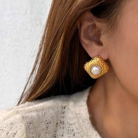 Vintage 18K Placcato Oro Acciaio al Titanio Martellato Quadrato Orecchini a Bottone Con Perla Artificiale Elegante Francese Gioielli Donna