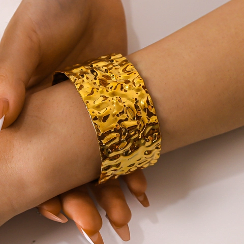 Bracciale Rigido Aperto Martellato Placcato Oro 18K Acciaio Inossidabile Largo Texture Increspata Stile Hip Hop Per Donne