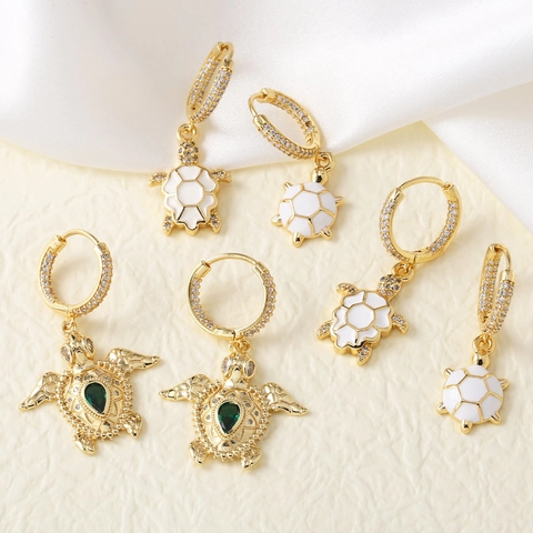 Pendientes Aro Tortuga Marina Cobre Bañado Oro 18K Circonita Esmalte Blanco Gema Verde Animal Estilo Océano Mujeres