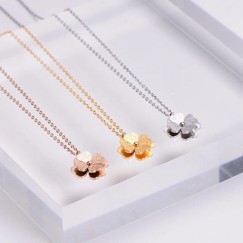 Collana Con Ciondolo A Quadrifoglio In Acciaio Inossidabile 316L Satinato Sabbiato Fiore A Forma Di Cuore Donna