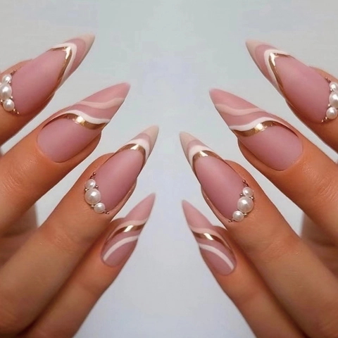 Unghie Finte Lunghe A Mandorla Stile Francese Rosa Nudo Opaco Con Künstliche Perle Sintetiche E Motivo A Onde Dorate Unghie Eleganti