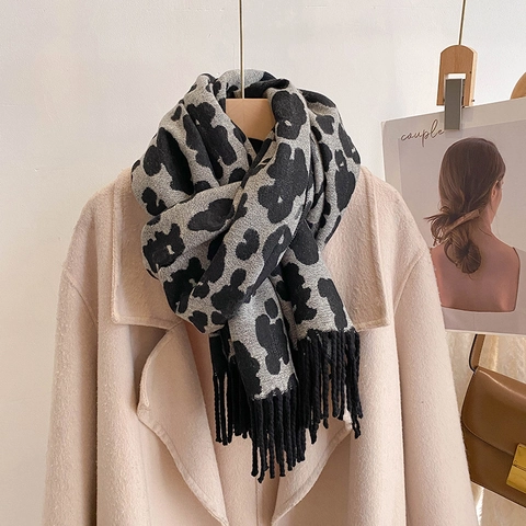Women's Classic Leopard Print Viscose Scarf Winter Thickened Warm Shawl With Tassels Retro Jacquard Oversized Neck Wrap