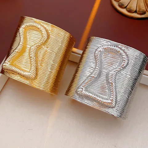 Legierung Breiter Armreif Lineare Textur Sanduhr Muster Offener Armreif Retro Mode Accessoire Damen Gold Silber