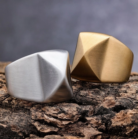 Anello Da Uomo In Acciaio Inossidabile Forma Piramidale Quadrata Geometrica Finitura Spazzolata Opaca Stile Nordico