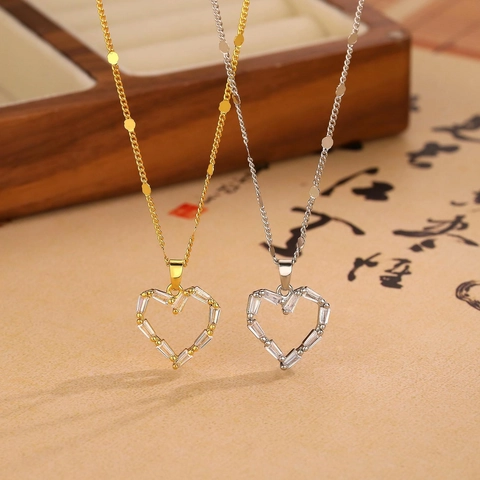 Elegante Collana con Ciondolo a Cuore Cavo in Lega per Donna Lucida con Strass Intarsiati Catenina da Clavicola Oro Argento Gioielli