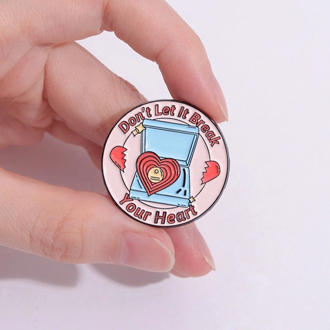 Broche de Aleación de Esmalte Retro Colección Corazón Disco de Vinilo Caja de Fósforos Teléfono Joyería de Arte de Cómic para Chaqueta