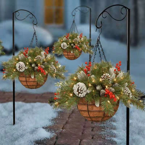 Cesta Colgante de Navidad Artificial Luces LED Piñas Bayas Rojas Agujas de Pino Flocadas Cadena de Metal Decoración Navideña