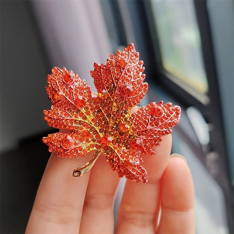 Eleganter Ahornblatt Brosche Legierung Kristall Strass Pin Luxus Schmuck Für Damen Anzug Mantel Bekleidungszubehör