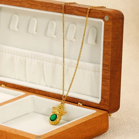 Collana Con Pendente Angelo Cupido Acciaio Inossidabile Placcato Oro 18K Con Pietra Preziosa In Zircone Verde Stile Lusso Vintage Per Donna