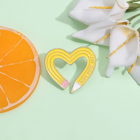 Spilla in Lega Creativa a Forma di Cuore Matita Smaltata Make More Art Slogan Gialla per Zaino da Donna Decorazione