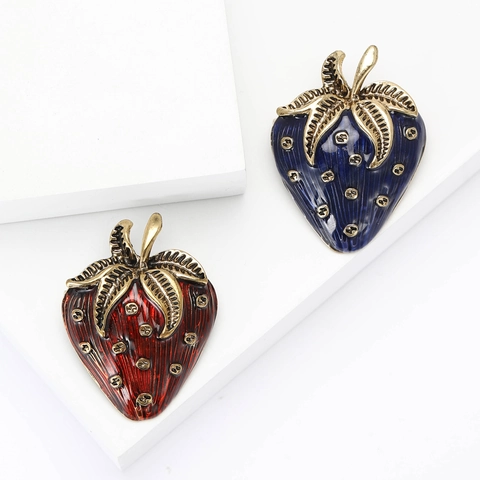 Süße Vintage Legierung Emaille Erdbeere Brosche Für Damen Rot Blau Frucht Pin Schmuck Zubehör Für Anzug Cardigan Korsage Geschenk