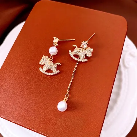Orecchini Asimmetrici Cavallo A Dondolo Con Perno In Argento Placcato Oro 18K Zircone Perla Artificial Per Donna Eleganza