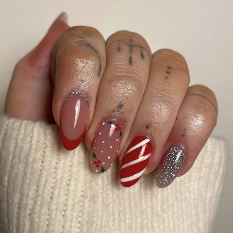 Weihnachts-Kunstnägel Rote French Tips Zuckerstangenstreifen Silberner Glitzer Almond Form Künstliche Nägel ABS Für Frauen