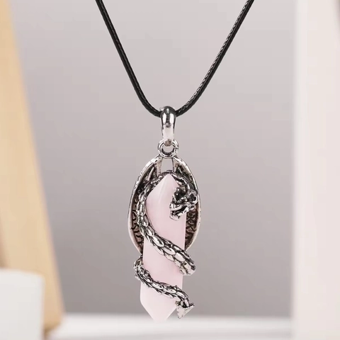 Collier Pendentif Dragon Enveloppé Cristal Gothique Viking Rétro Pierre Naturelle Pointe Hexagonale Bijoux Mythiques