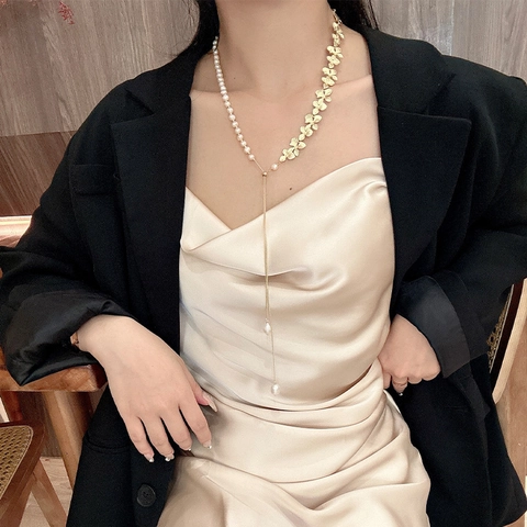 Natürliche Künstliche Perlen Lange Halskette Damen 18K Vergoldet Asymmetrisch Y Form Blume Blatt Quaste Elegante Pulloverkette