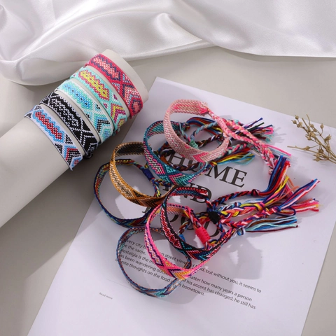 Bunte Handgeflochtene Freundschaftsarmbänder Baumwollseil Böhmischer Ethno-Stil Verstellbares Gewebtes Armband