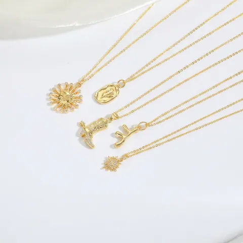 Collana con Ciondolo in Rame e Zirconia Vintage per Donna Placcata in Oro Stivale da Cowboy Sole Fiore Stella Gioielli