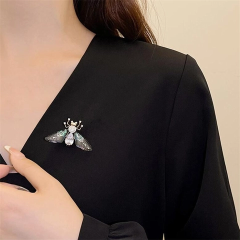 Vintage Alloy Bee Cicada Brooch Rhinestone Inlaid Artificial Pearl Transparent Gradient Wings Animal Pin Jewelry For Women