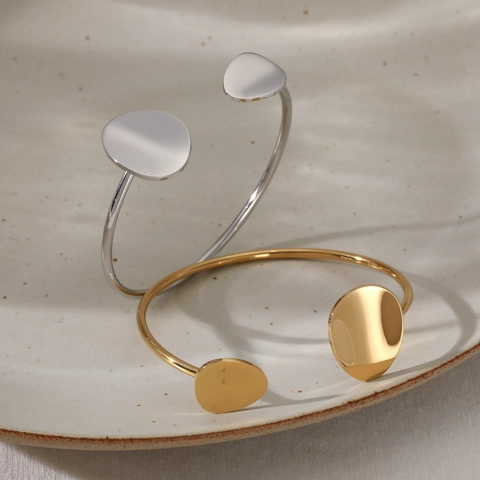 Brazalete Abierto De Acero Inoxidable Para Mujer Diseño Geométrico En C Con Extremos De Discos Orgánicos Pulido De Alto Brillo