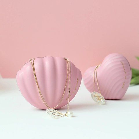 Shell Shaped Wedding Candy Box Tinplate Metal Gift Container With Golden Chain Faux Artificial Pearl Decoration Creative Party Favors