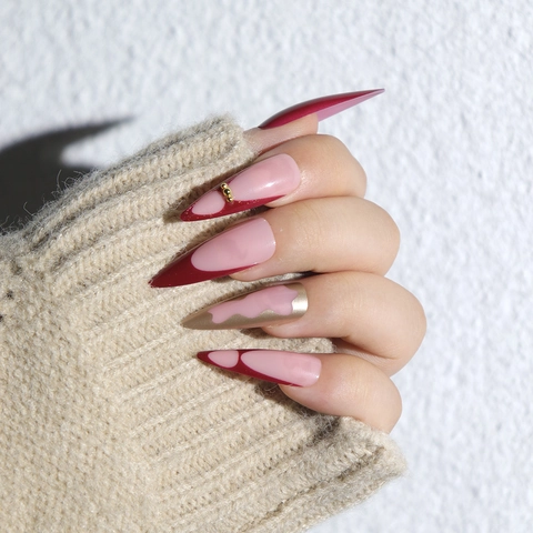 Unghie Finte Lunghe Stiletto Eleganti Stile Francese Rosso Vino Nude Rosa Con Perle Dorate Plastica ABS Per Donne