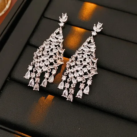 Luxus Zirkonia Quasten Ohrhänger Tropfen Elegant Kupfer Schmuck Für Damen Mit Silbernem Ohrstecker